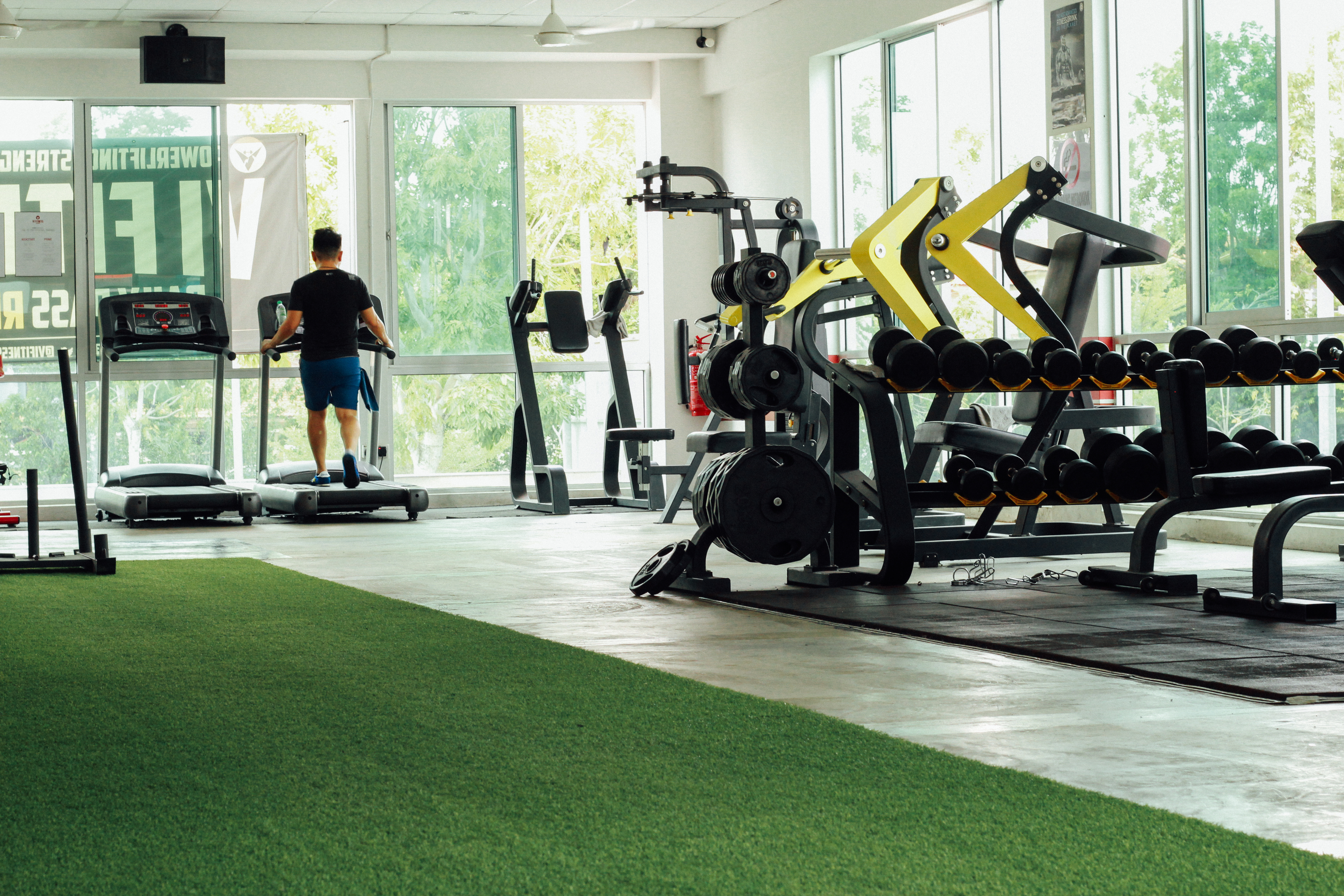 Sled, dumbbells and cardio area - VI FITNESS S2